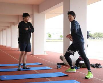  阪神・藤浪（右）の質問に答える巨人・菅野（球団提供）