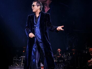 エアギターで会場を盛り上げる矢沢永吉（写真・HIRO KIMURA）