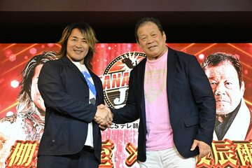 対戦を翌日に控え、トークショーで健闘をたたえ合った藤波辰爾(右)と棚橋弘至