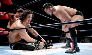  王者ジェイク（左）と芦野の３冠戦が決定的に