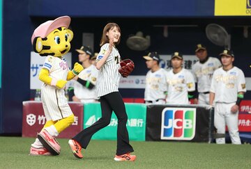 始球式を行ったマラソン選手の前田穂南