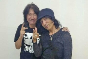 高橋ロジャー和久さん（左）と臼井孝文