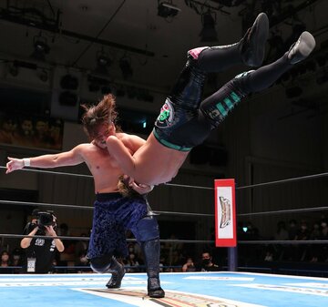  同門のYOSHI-HASHI(右)に牛殺しを決める後藤（東スポWeb）