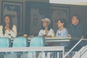 スタンドで観戦する大谷翔平の妻・真美子さん