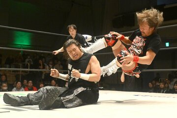 タダスケ（左）にキックする内藤哲也
