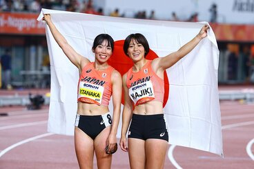 銀メダルの梶木菜々香(右)と「ワンツー」フィニッシュとなった田中友梨