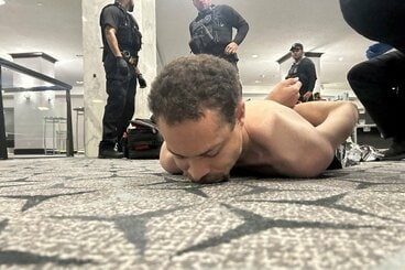 拘束されたコール・アレン容疑者（ロイター）