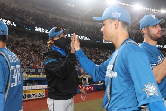 日本ハム・清宮(手前右)に、新庄監督がかける期待は小さくない