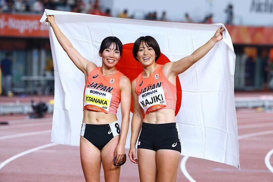 銀メダルの梶木菜々香(右)と「ワンツー」フィニッシュとなった田中友梨