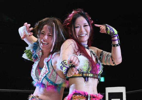 マリーゴールド両国大会の試合後、サンダーロックのポーズを披露する岩谷麻優とイヨ・スカイ