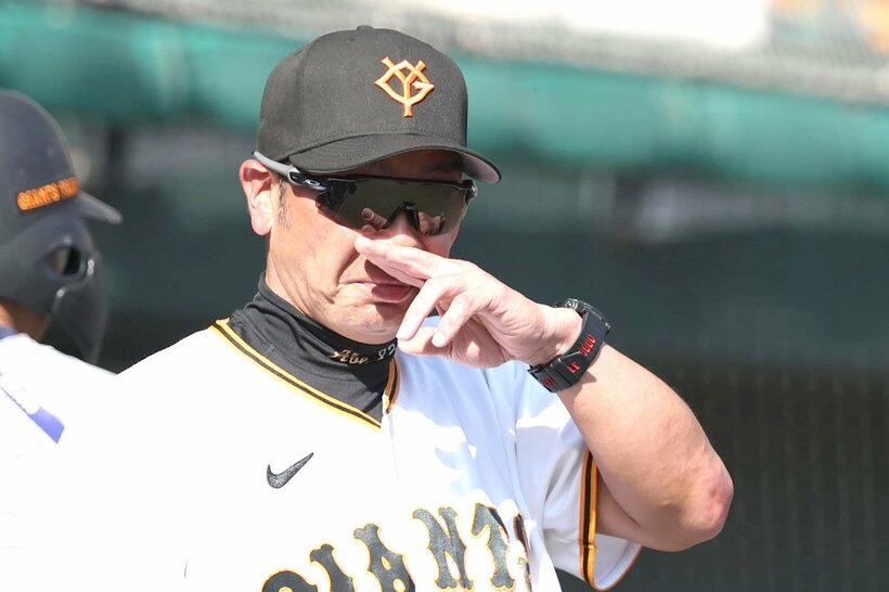 広島との練習試合を見守った巨人・阿部監督