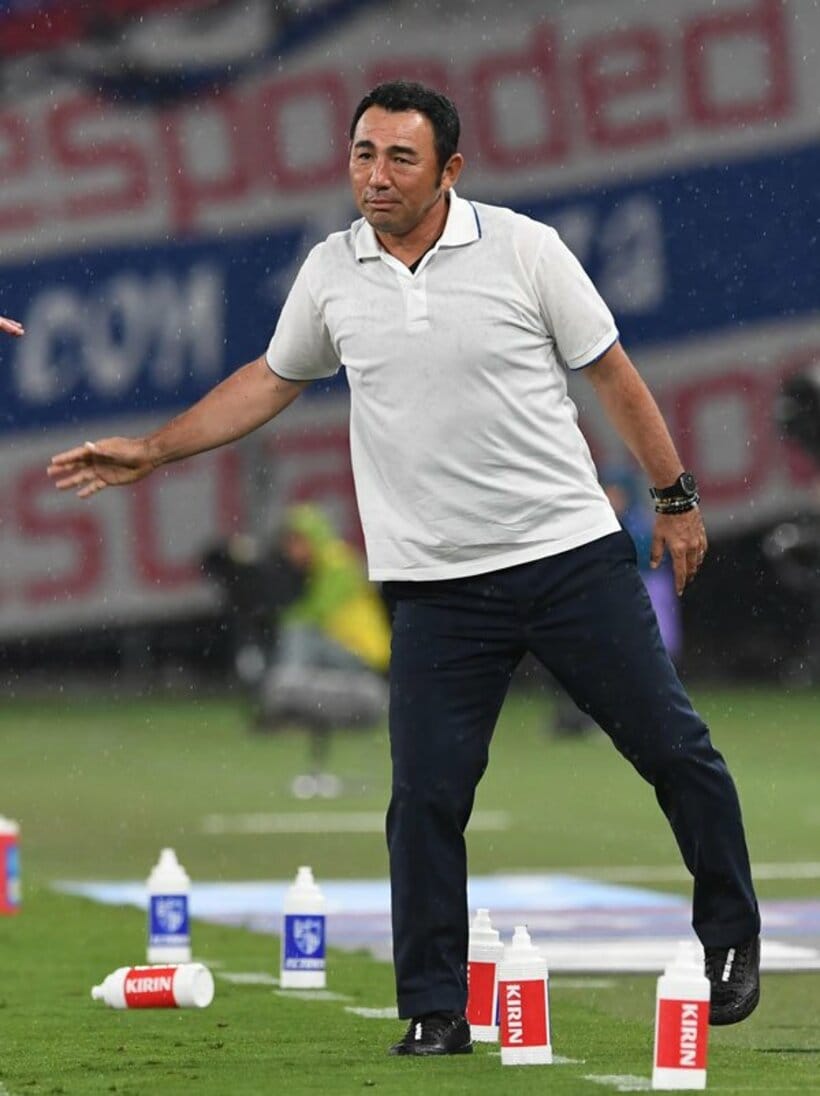  心配そうに戦況を見守ったFC東京・長谷川監督