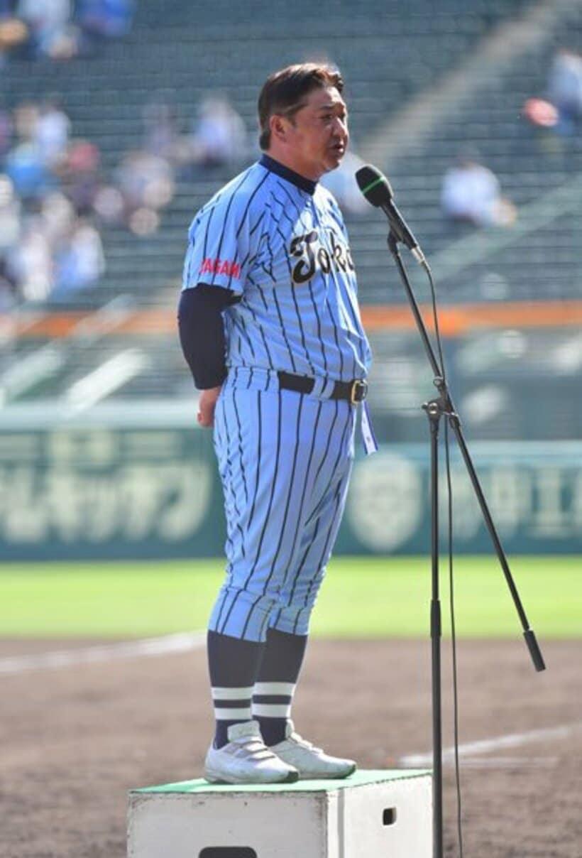  優勝インタビューに答える東海大相模・門馬監督
