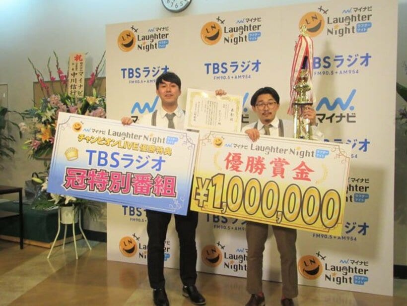 左からオズワルドの畠中悠、伊藤俊介
