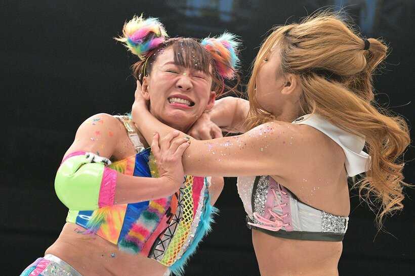 葉月のエルボーを食らうフワちゃん