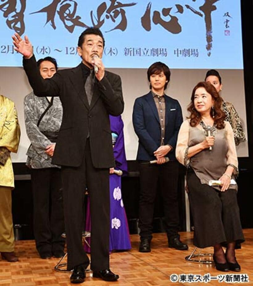  会見で話しまくる宇崎竜童（左）を見つめる阿木燿子