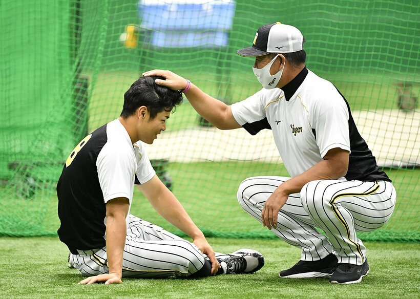  井上ヘッドコーチ（左）は佐藤輝のスター性を絶賛した
