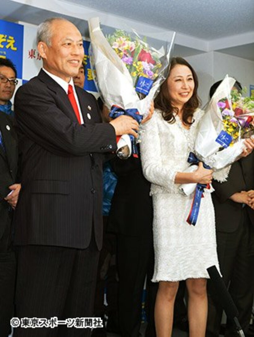 雅美夫人（右）と笑顔を見せた舛添氏