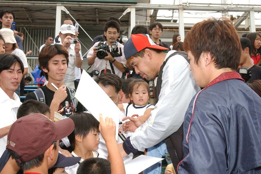 スト試合中止でファンサービスする中村紀洋(2004年9月19日)