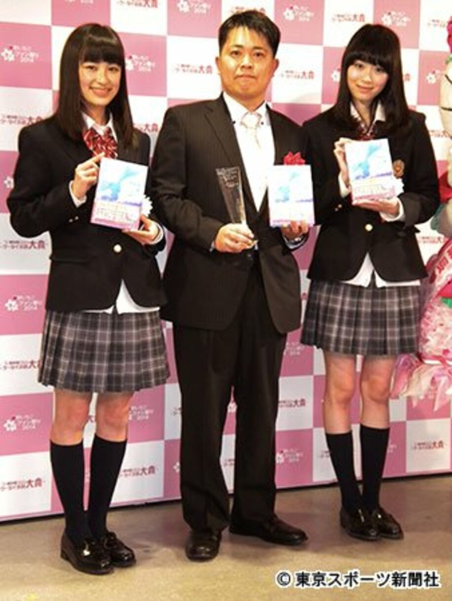 「第８回日本ケータイ小説大賞」審査員を務めた鈴木美羽（左）、小山内花凜（右）。中央は大賞受賞者のいぬじゅん氏