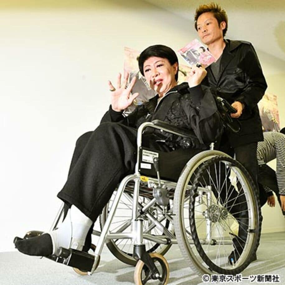  車椅子で登場した美川憲一