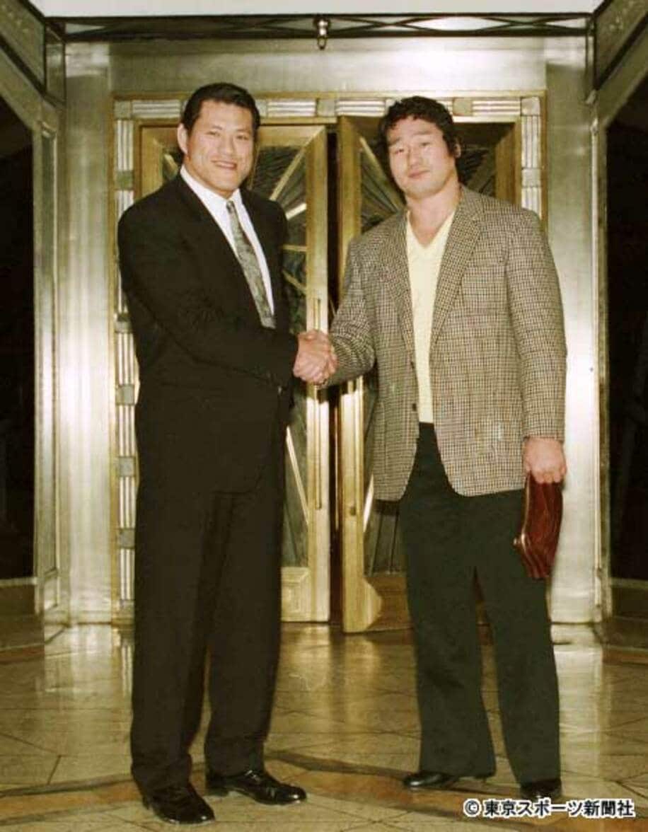  ８９年２月、ロサンゼルスで会食した猪木氏と天龍