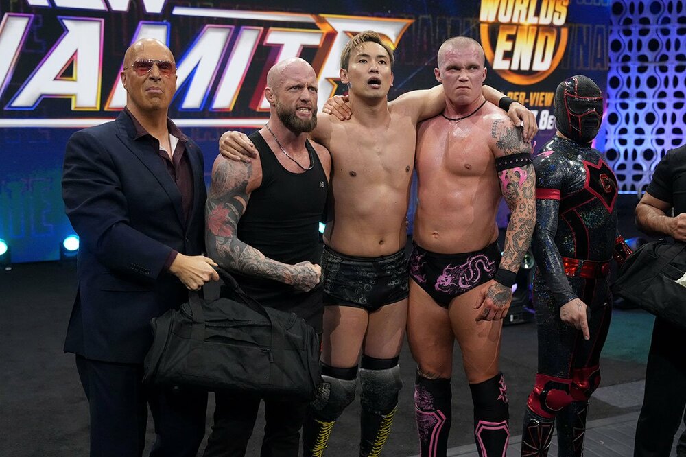 左からドン・キャリス、ジョシュ・アレキサンダー、オカダ・カズチカ、カイル・フレッチャー、エル・クラン(©All Elite Wrestling)