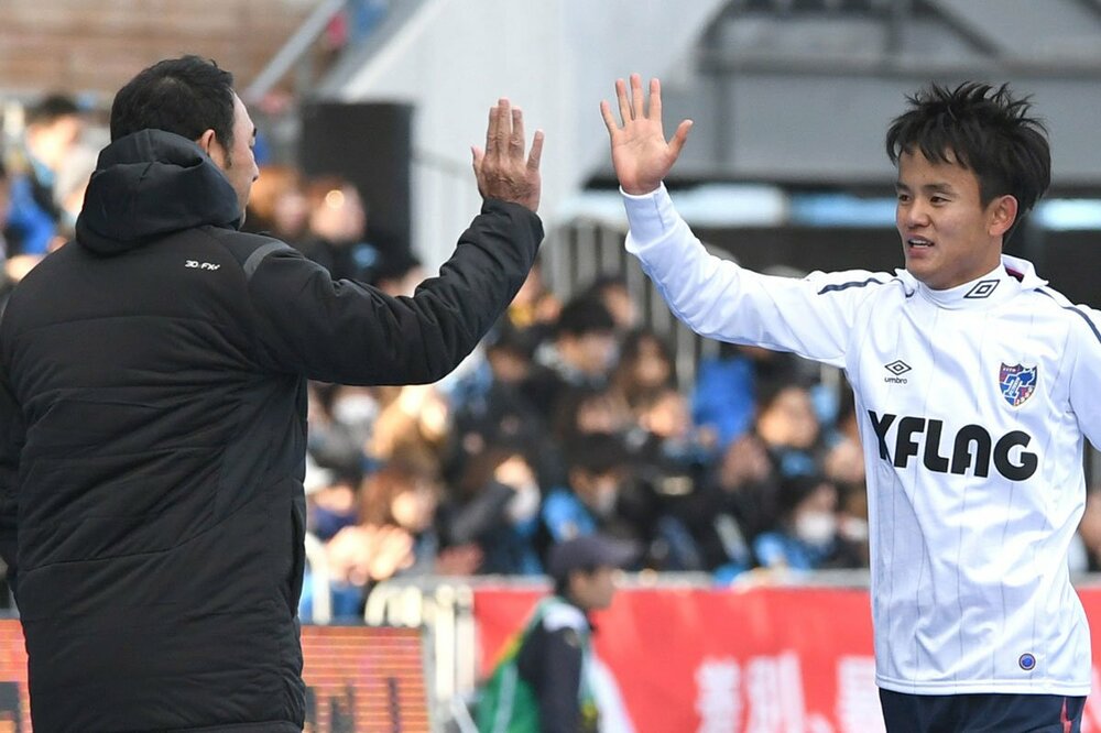 久保建英（右）とハイタッチする長谷川健太氏