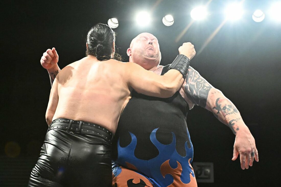 斉藤ジュン(左)と激しい肉弾戦を見せたサイラス