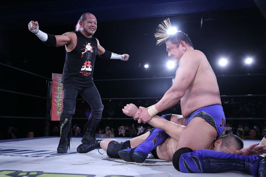 今までにない戦いを繰り広げる永田裕志(右上)
