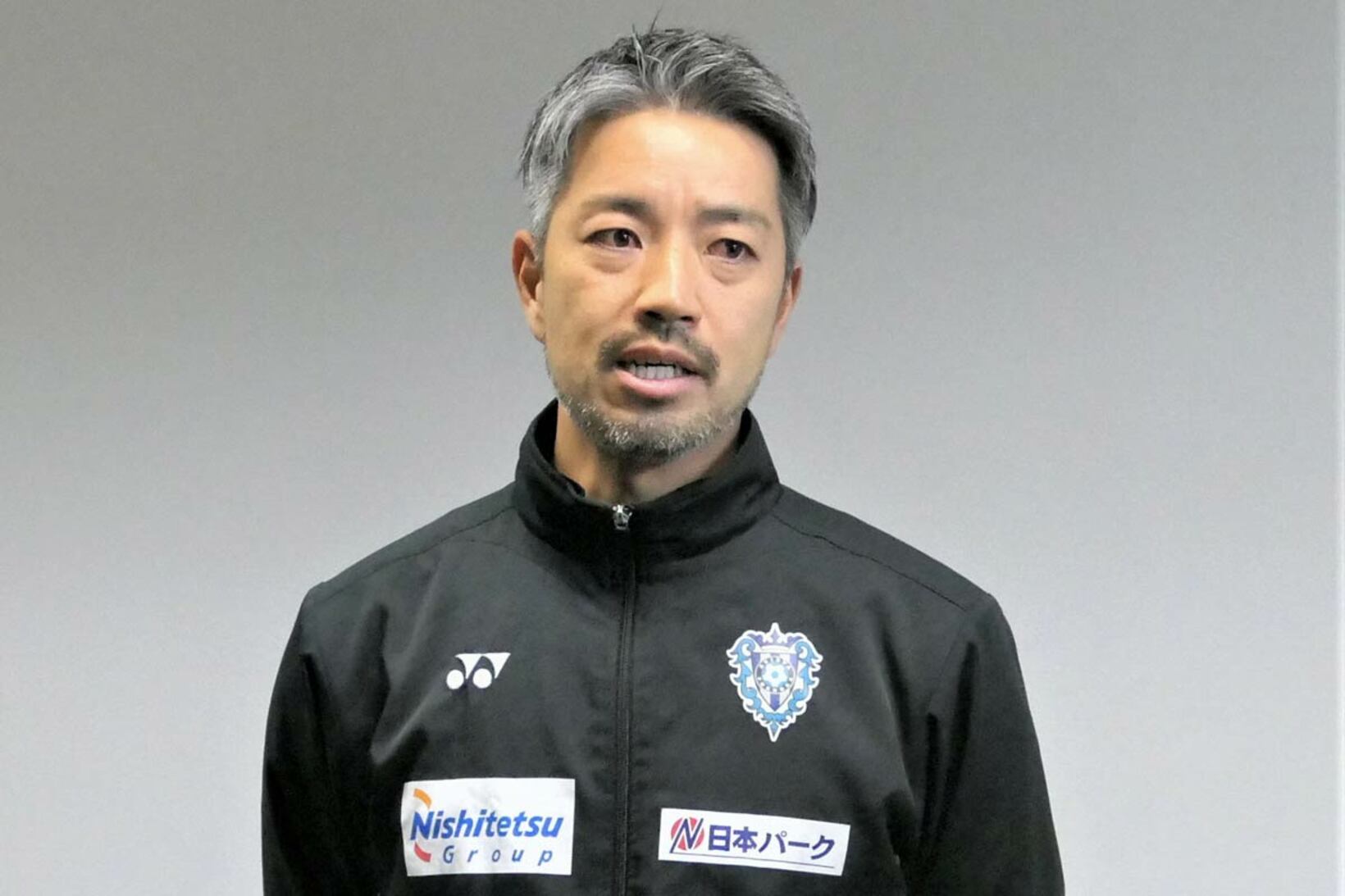 囲み取材に応じる塚原真也暫定監督