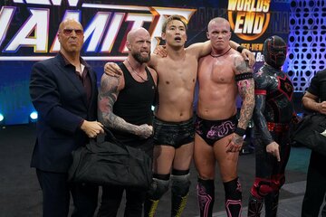 左からドン・キャリス、ジョシュ・アレキサンダー、オカダ・カズチカ、カイル・フレッチャー、エル・クラン(©All Elite Wrestling）