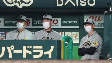  矢野監督(右端)らベンチの表情は曇り空(東スポ)Web