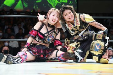 防衛に成功した松井珠紗（左）とＣＨＩＡＫＩ