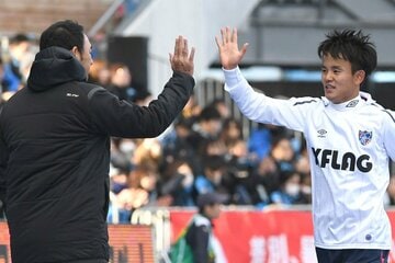 久保建英（右）とハイタッチする長谷川健太氏