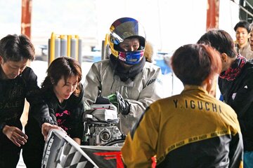 失格となりピットに引き揚げる西島義則（中央）