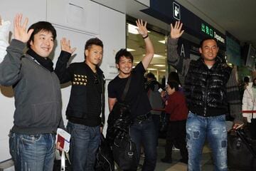 ２００９年には松中（右端）らとグアム自主トレへ（左から高谷、小斉、松田）