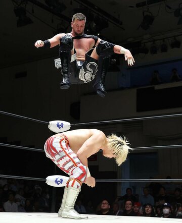 クリス・ブルックス(上)の攻撃を受ける清宮海斗