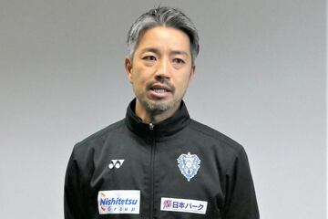 囲み取材に応じる塚原真也暫定監督