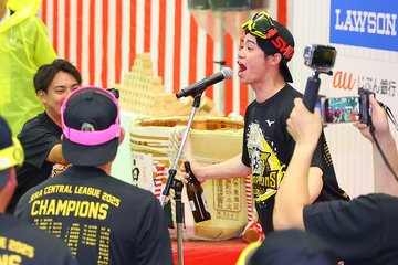 ビールかけで乾杯の挨拶をする阪神・中野拓夢(右)