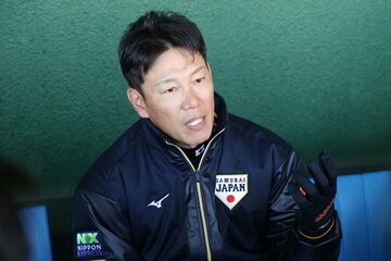 囲み取材を受ける井端弘和監督