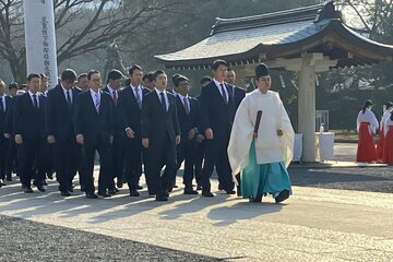 必勝祈願に臨んだ広島・新井監督ら