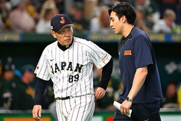 今年のWBCまで、激務を果たしていた侍ジャパンの井端弘和前監督(左)