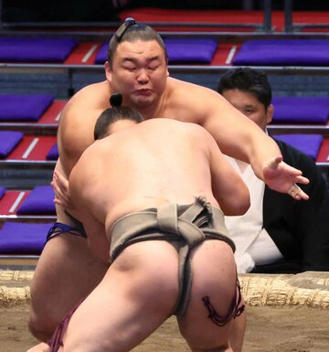  朝乃山は琴大龍を寄り切った（東スポWeb）