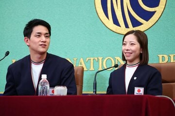 会見で中国メディアの質問に答える木原龍一（左）と三浦璃来