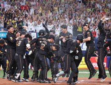 サヨナラ弾の大山悠輔を虎ナインはウオーターシャワーで祝福
