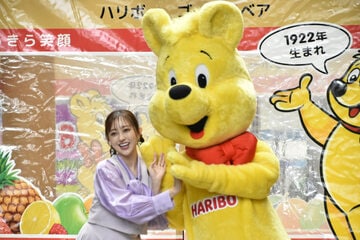 ＨＡＲＩＢＯのキャラクター・ゴールドベアと２ショットの菊地亜美