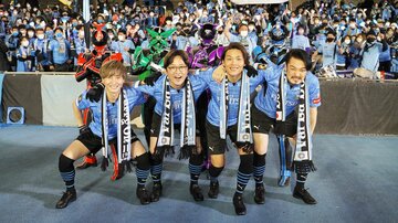  始球式に臨んだ純烈の４人と(後列の)純烈ジャー（東スポWeb）