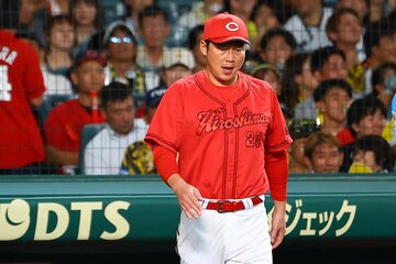 よもやの展開にうつむく広島・新井監督