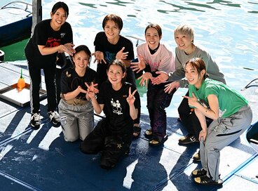 内山七海(中央)を祝福した竹井奈美(左)、高憧四季(右)、後列左から小野生奈、渡辺優美、魚谷香織、川野芽唯